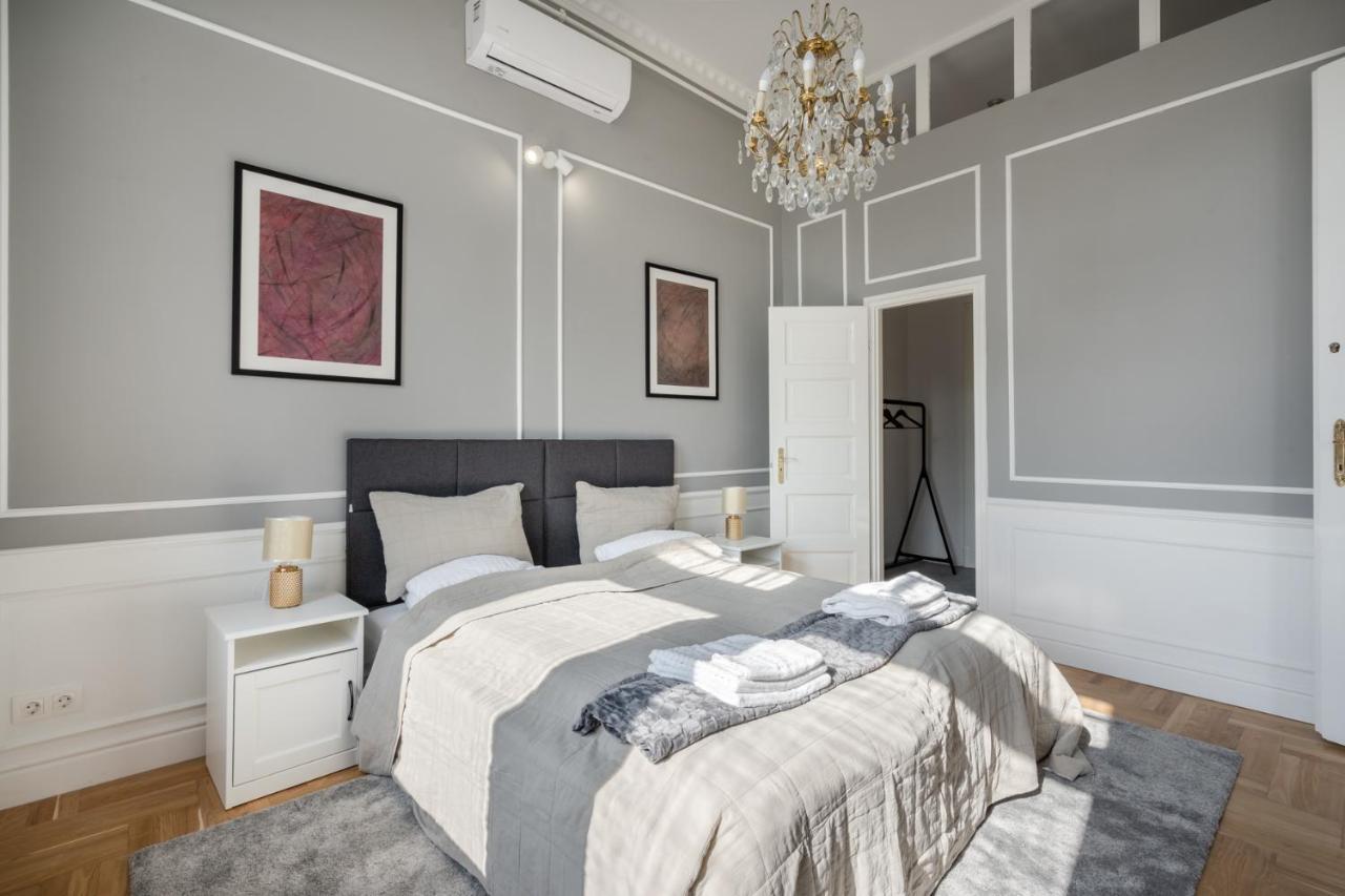 Classical With A Modern Touch! Apartment