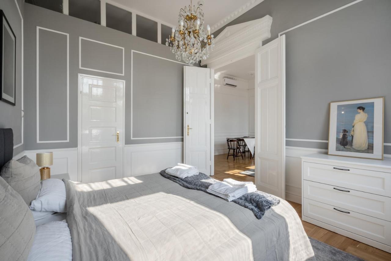Classical With A Modern Touch! Apartment