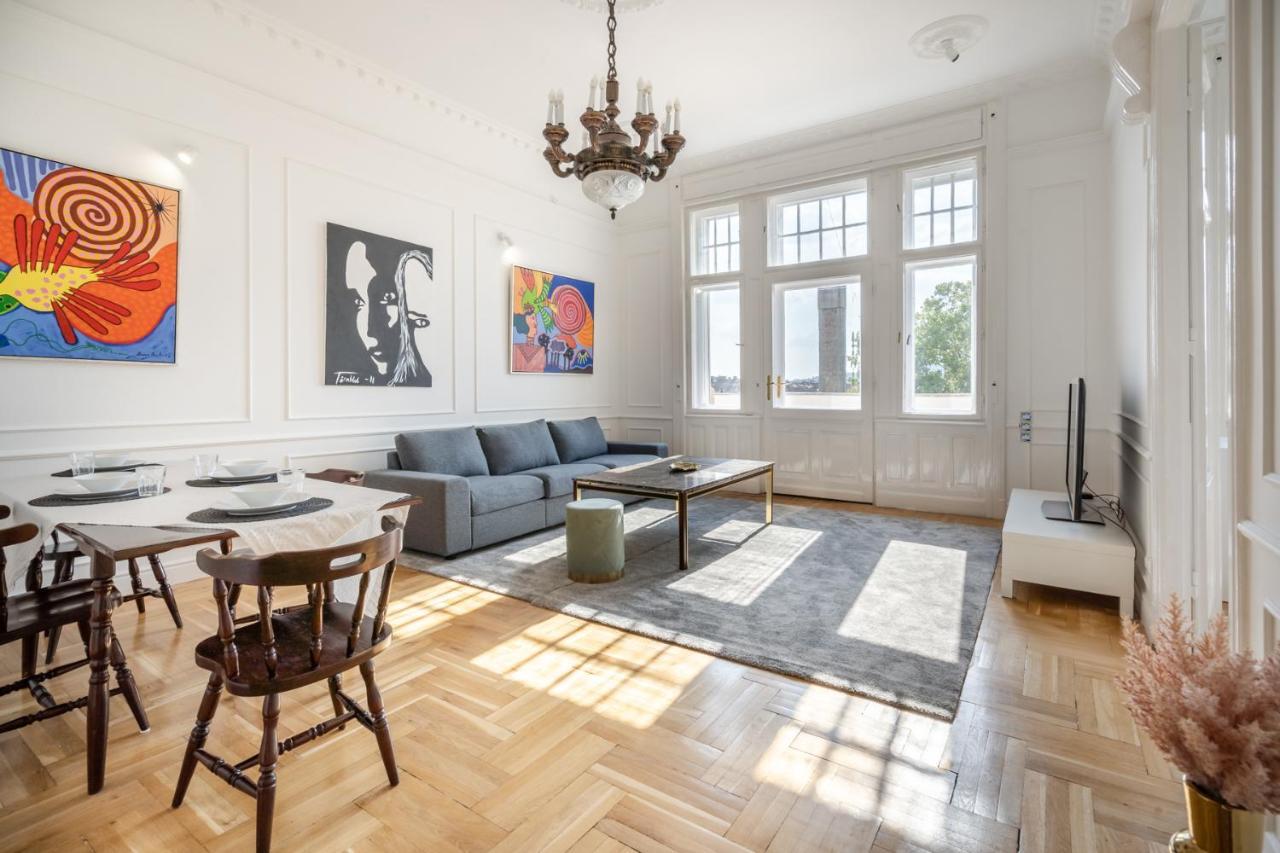 Classical With A Modern Touch! Apartment *