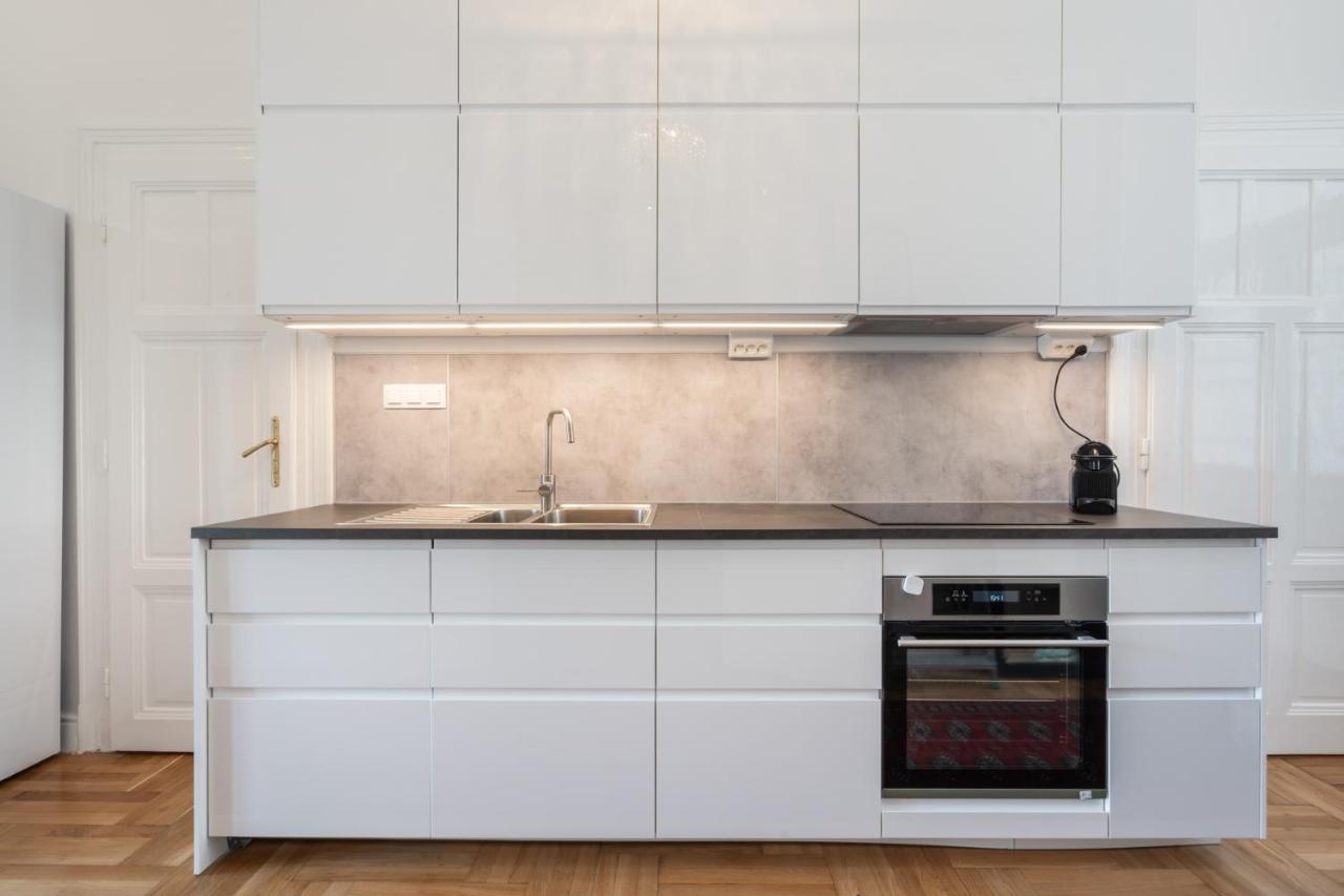 Classical With A Modern Touch! Apartment