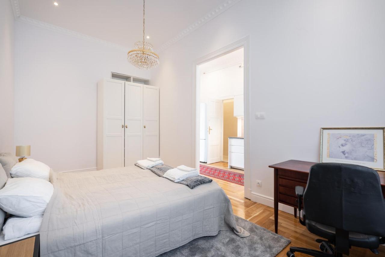 Apartment Classical With A Modern Touch! *
